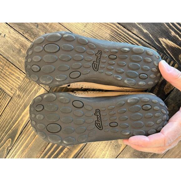 Clarks Haley Stork Slip On Shoes Women 6 Neutral Hobbit Comfort Walking Stretch - Picture 4 of 7